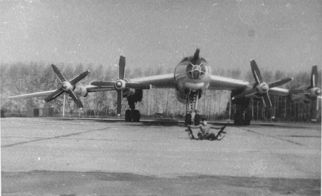Самолет Ту-95МР-2 на аэродроме